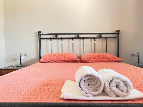 Una cama con dos toallas y dos almohadas. en Olive Yard Toroni, en Toroni