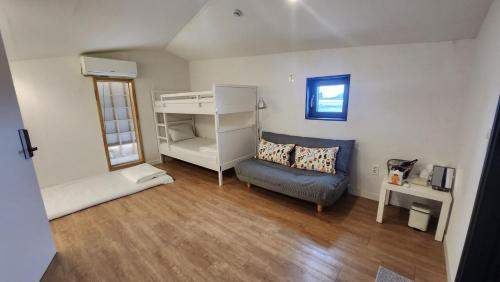 Postel nebo postele na pokoji v ubytování 하도락