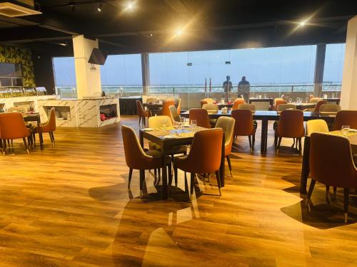 Restaurace v ubytování Ocean Front View Luxury Seascape by Andrew Marian IT Company