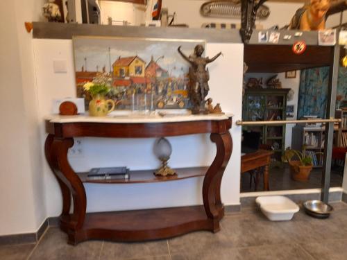 a table with a statue on it in a room at tonelle in Montélimar