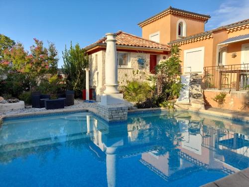 a swimming pool in front of a house at tonelle in Montélimar
