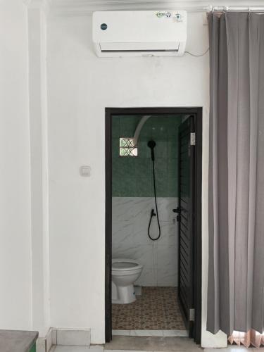 un baño con ducha y WC en Trisula Room, Pool and Warung, en Badung