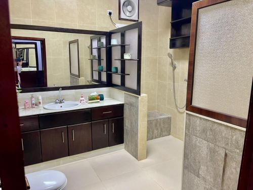 a bathroom with a sink and a shower at شقق النخبه الجوهره1 in Arar