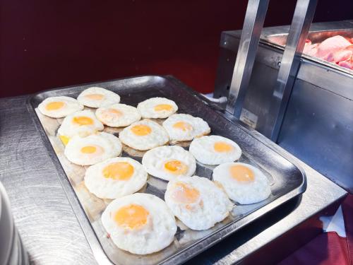 ein Haufen Eier, die auf einem Grill gebraten werden in der Unterkunft The Hand Hotel Llangollen by Compass Hospitality in Llangollen