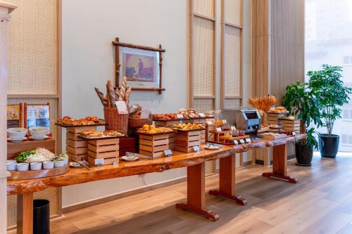 Un buffet de comida en una mesa en una habitación. en Sala Danang Beach Hotel, en Da Nang