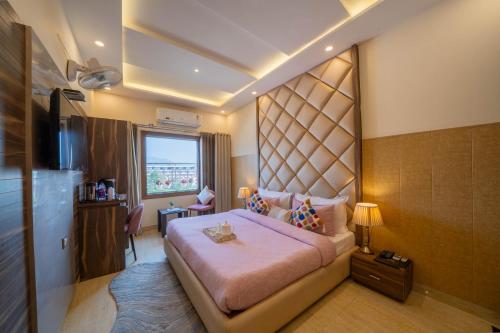 Afbeelding uit fotogalerij van Perfectstayz Premium Ganga Heights - Ganga View rooftop cafe in Haridwār