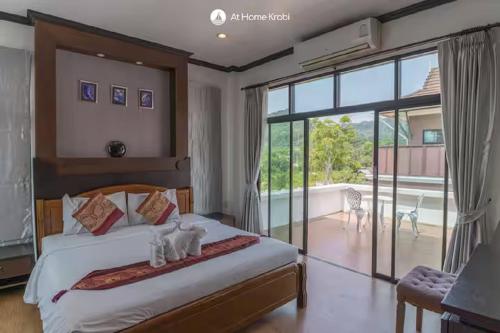 - une chambre avec un lit avec deux chats assis dans l'établissement Nadia's Ao Nang Pool Villa, à Ban Chong Phli