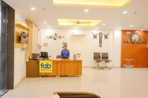 un homme debout à un bureau de réception dans un hall dans l'établissement FabExpress Taj Residency - Nr Yashobhoomi Convention Centre, à New Delhi