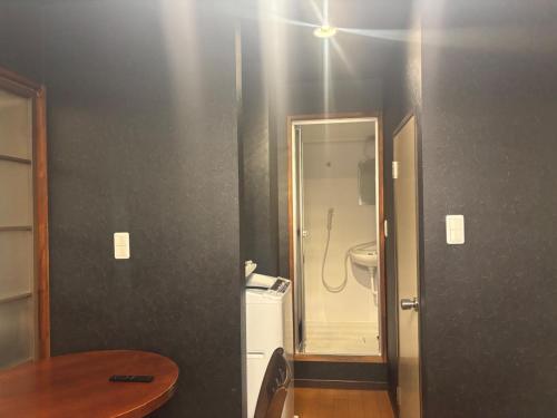 ein kleines Badezimmer mit Toilette und Waschbecken in der Unterkunft Sunny Heights Oyama - Vacation STAY 19272 in Akiruno