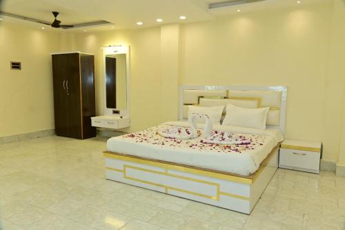 Postel nebo postele na pokoji v ubytování The Vindhyasarthak Resort Varanasi