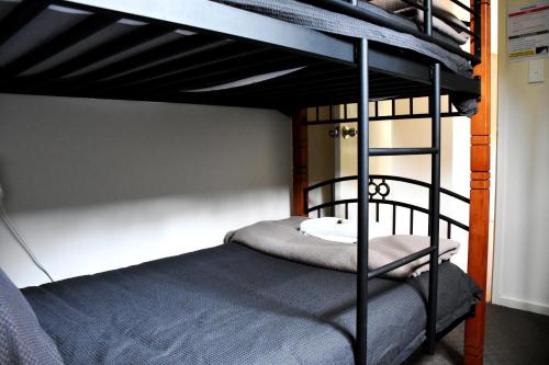 Krevet ili kreveti na sprat u jedinici u okviru objekta Tahune AirWalk Cabin and Lodge