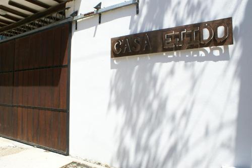 una señal en el lateral de un edificio en Apart Hotel Casaejido, en Playa del Carmen