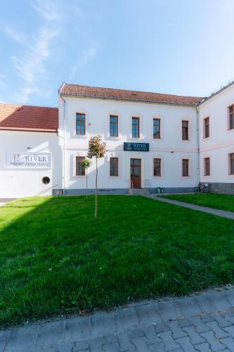 River Apartmanház