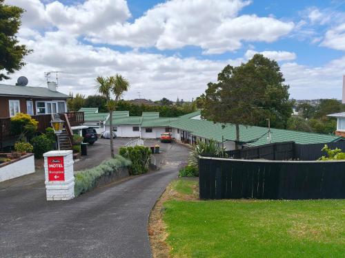 a street in a residential neighborhood with houses at Aladdin Motel in Auckland