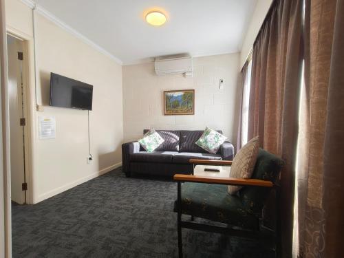 TV a/nebo společenská místnost v ubytování Aladdin Motel