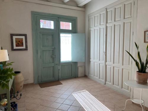 a room with a green door and a tile floor at Casa Albacora 1892 in Losa del Obispo