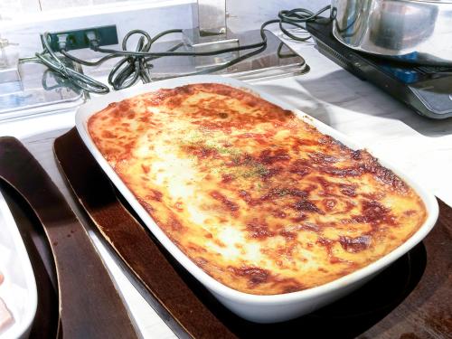 Ein Auflauf mit Essen steht auf dem Herd. in der Unterkunft Hearton Hotel Kyoto in Kyoto