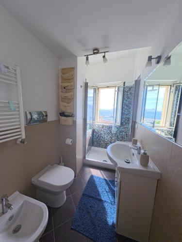 パレルモにあるIl Balcone sul mare - free parking & relaxのバスルーム(洗面台2台、トイレ、シャワー付)