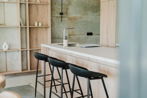 ラクタシにあるVilla Alma Novaのキッチン(カウンター、スツール、シンク付)