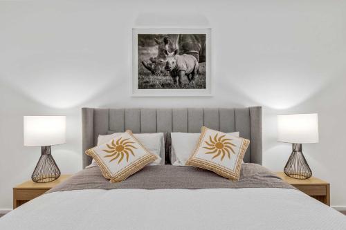 1 dormitorio con 1 cama con 2 lámparas en Hathaway Haven, en Alfredton