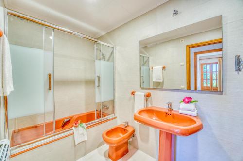 a bathroom with an orange sink and a shower at Ideal Property Mallorca - Eden Lago in Alcudia