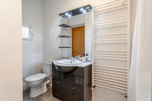 un baño con lavabo e inodoro en Maisonnette Provençale, en Le Thor