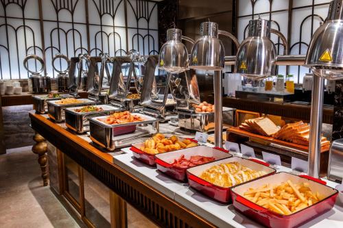 平阴山东平阴美居酒店的提供多种食物的自助餐线