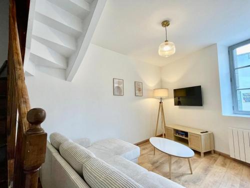 TV a/nebo společenská místnost v ubytování Petite Maison de ville face au château et du canal
