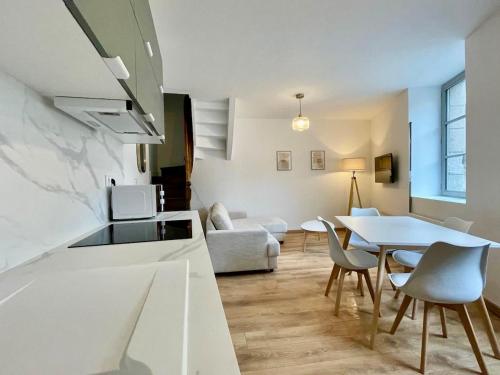 Kuchyň nebo kuchyňský kout v ubytování Petite Maison de ville face au château et du canal