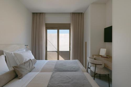 Costel Residence, Right on the Beach Retreat, By ThinkVilla في فوديلي: غرفة نوم بها سرير ومكتب مع جهاز كمبيوتر