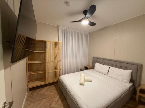 Postel nebo postele na pokoji v ubytování מתחם שמיים ותכלת נתניה