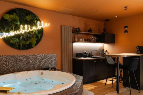Suite Spa Privée Luxueuse avec Sauna, Balnéothérapie et Ciel Étoilé - Terrasse, Vidéoprojecteur