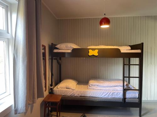 カベルヴォーグにあるKoselig hus ved Kabelvågmarkenのランプ付きのドミトリールームの二段ベッド2台