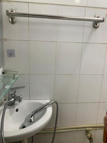 ein Badezimmer mit Waschbecken und Spiegel in der Unterkunft House ĐDT in Hanoi