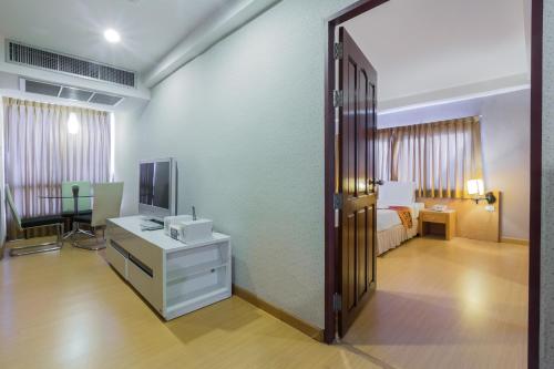 Ένα ή περισσότερα κρεβάτια σε δωμάτιο στο Three Seasons Bangkok