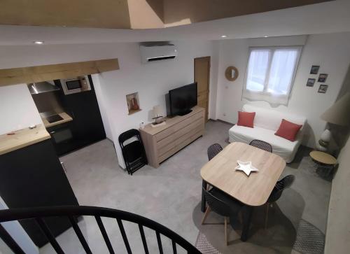 una sala de estar con un sofá y una mesa en Gîte Le Clos Controis, en Contres
