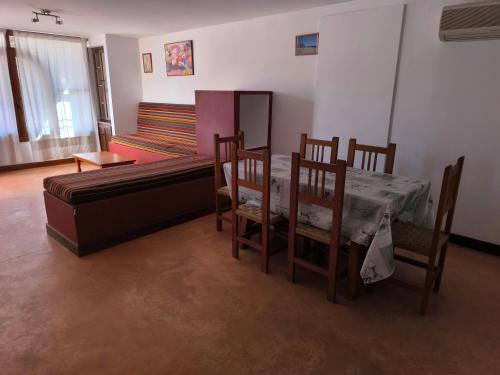 un salon avec une table, des chaises et un canapé dans l'établissement Casa Paulonia, à Las Negras
