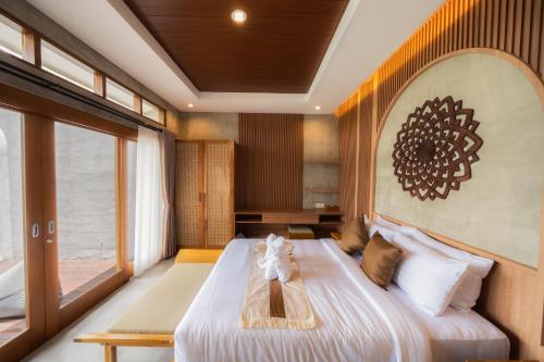 乌布The Kanndra Villa Ubud的一间卧室，配有一张大床和一扇窗户。