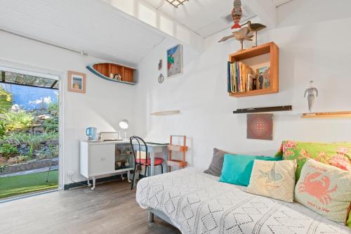 ピエルフ・デュ・バールにあるAu Jardin Des Couleursのソファとテーブルのあるリビングルーム