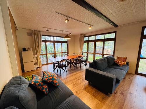 Istumisnurk majutusasutuses Ambe Kelen