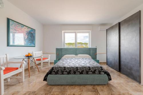 une chambre avec un lit, une table et une fenêtre dans l'établissement I 4 Venti, à Melendugno