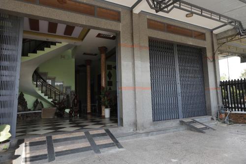 einen Eingang zu einem Gebäude mit einem karierten Boden in der Unterkunft Nhà Nghỉ Mỹ Linh - Quảng Ngãi in Mỹ Lộc