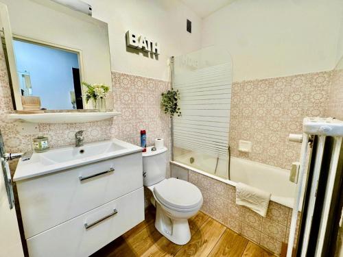 un baño con inodoro, lavabo y bañera en Mountain Studio, en Cluses