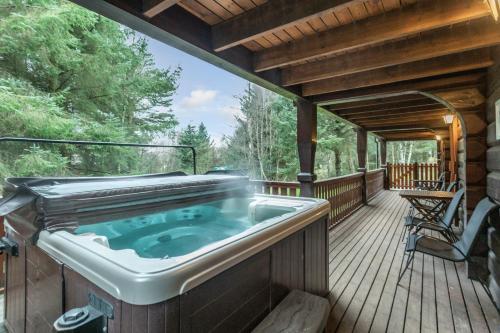 a hot tub on the deck of a cabin at Landal Piperdam in Dundee