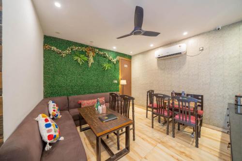 un salon avec un canapé et une table dans l'établissement Perfectstayz Premium at Harkipauri Road - Ganga view rooftop cafe, à Haridwar