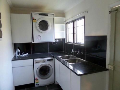 Kuchyň nebo kuchyňský kout v ubytování Blue Rose Home, Central Nadi, Martintar