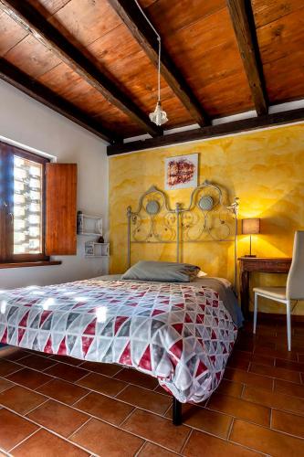 ein Schlafzimmer mit einem Bett, einem Tisch und einem Stuhl in der Unterkunft Rovere dalla riva in Arzene