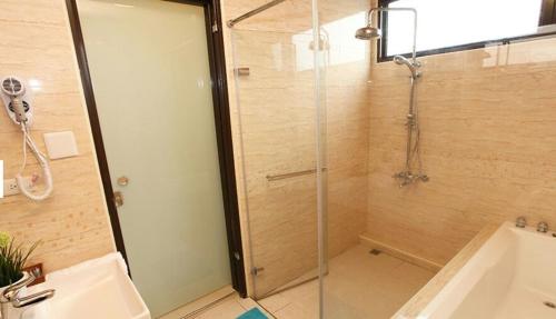 a bathroom with a shower with a glass door at Hi Zebra Travel B&B in Dongshan