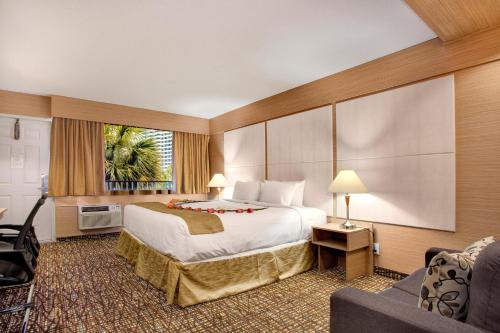 Un pat sau paturi într-o cameră la Ocean Beach Club
