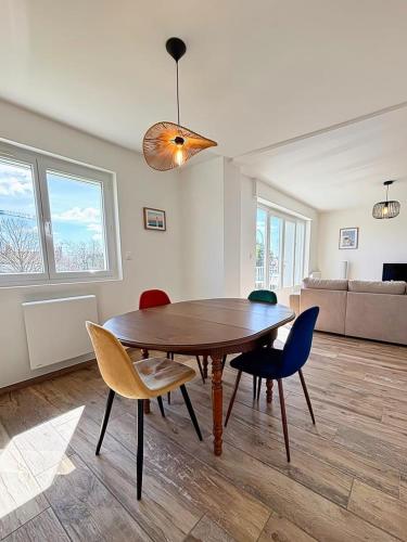 une table et des chaises de salle à manger dans un salon dans l'établissement Belle Escale, à La Rochelle